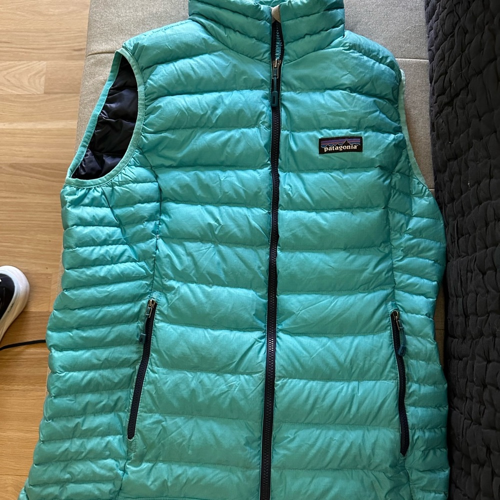 Patagonia women’s down vest M